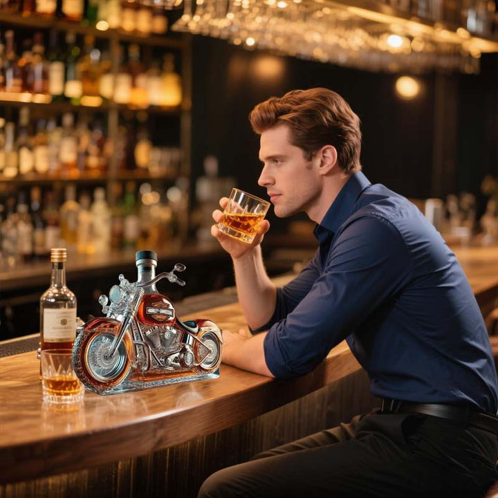 Whiskeykaraf in de Vorm van een Harley Motor voor de Thuisbar
