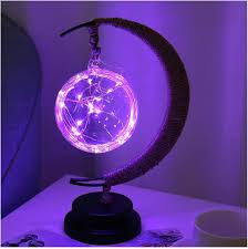 Decoratieve tafellamp met sfeervolle maangloed