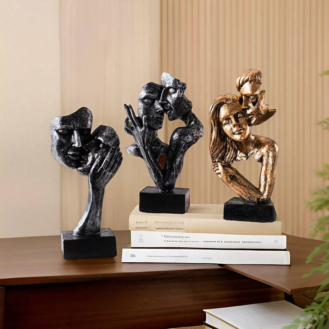 Abstracte kunstsculptuur, hedendaags beeld van een stel voor in huis