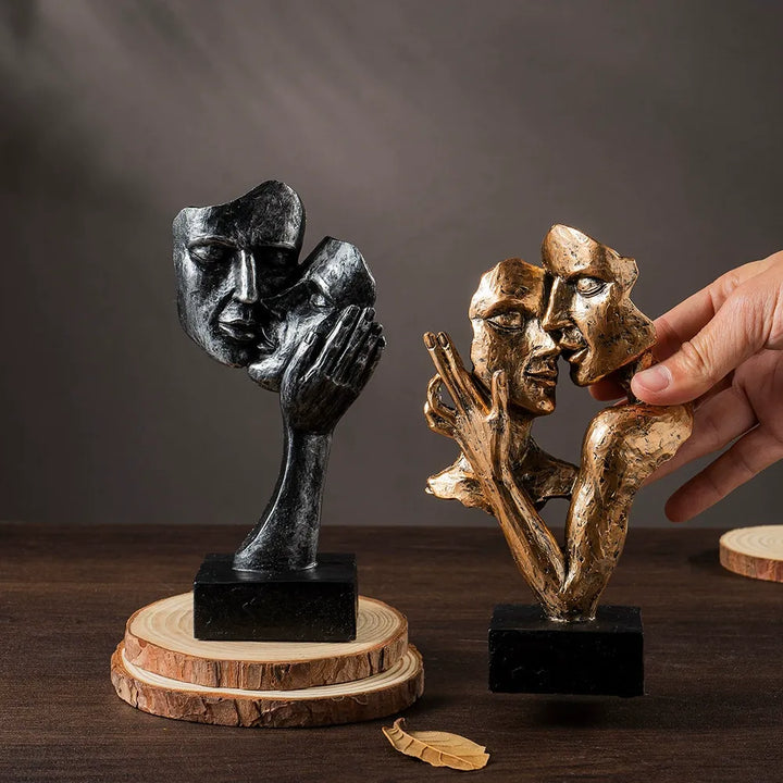 Abstracte kunstsculptuur, hedendaags beeld van een stel voor in huis