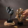 Abstracte kunstsculptuur, hedendaags beeld van een stel voor in huis