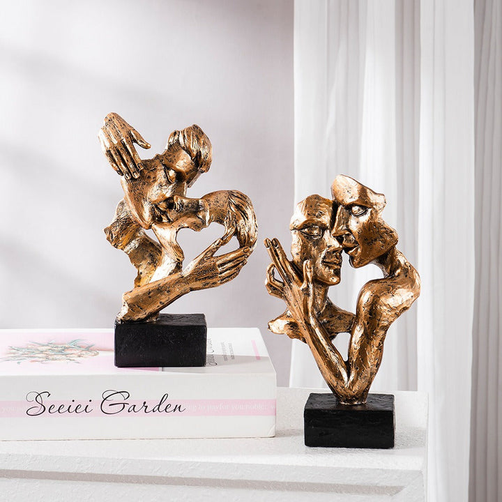 Abstracte kunstsculptuur, hedendaags beeld van een stel voor in huis