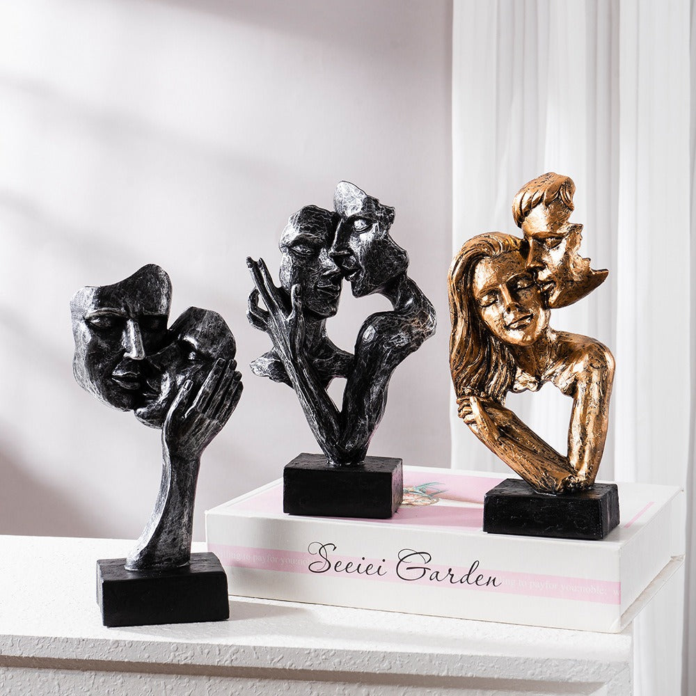 Abstracte kunstsculptuur, hedendaags beeld van een stel voor in huis