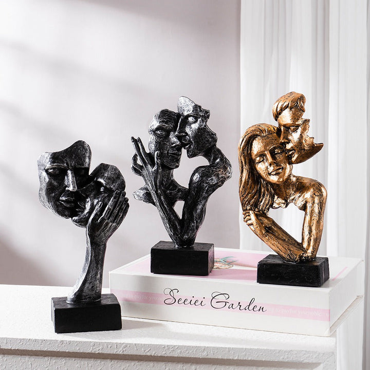 Abstracte kunstsculptuur, hedendaags beeld van een stel voor in huis