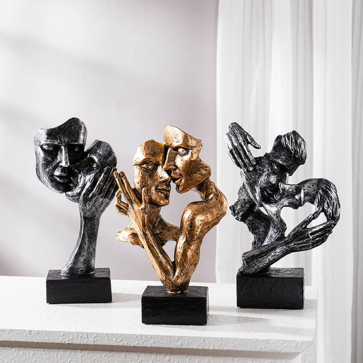 Abstracte kunstsculptuur, hedendaags beeld van een stel voor in huis
