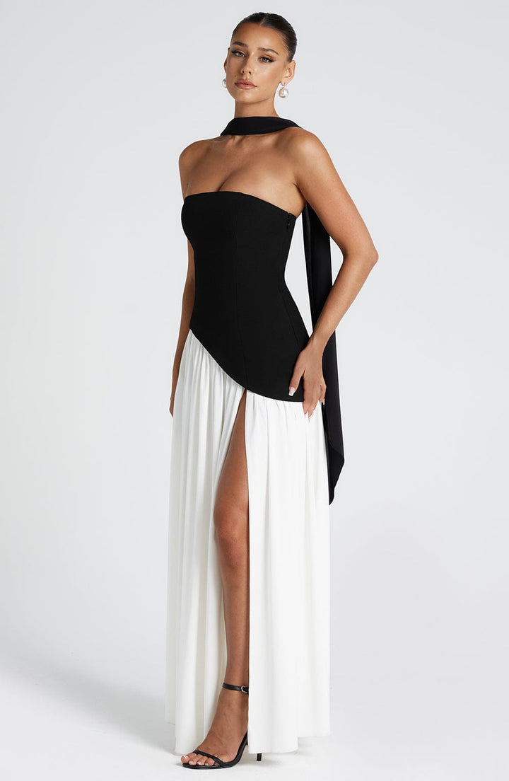 Schouderloze, elegante maxi-jurk met geplisseerde rok en split op het bovenbeen