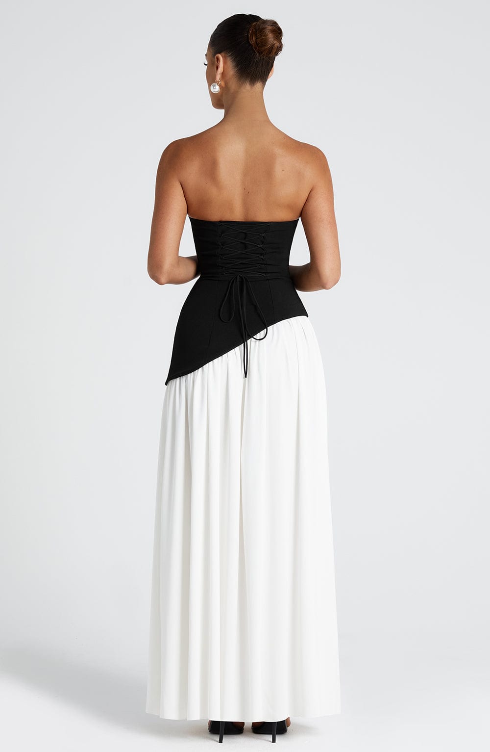 Schouderloze, elegante maxi-jurk met geplisseerde rok en split op het bovenbeen