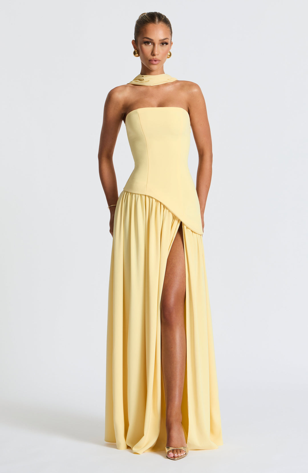 Schouderloze, elegante maxi-jurk met geplisseerde rok en split op het bovenbeen