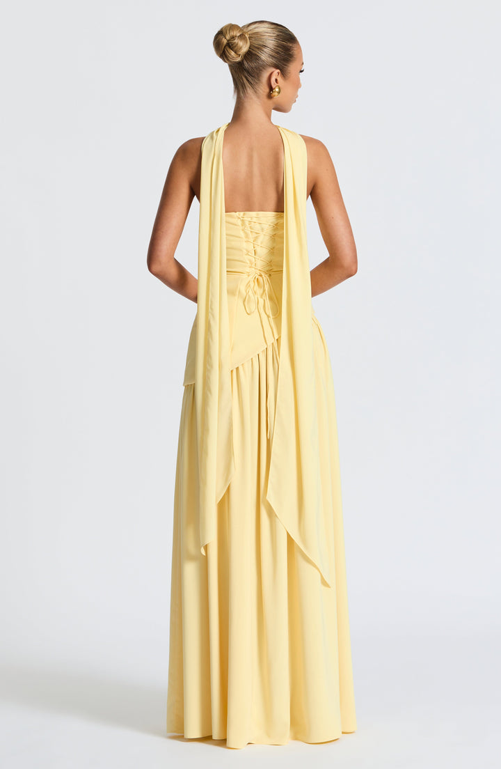 Schouderloze, elegante maxi-jurk met geplisseerde rok en split op het bovenbeen
