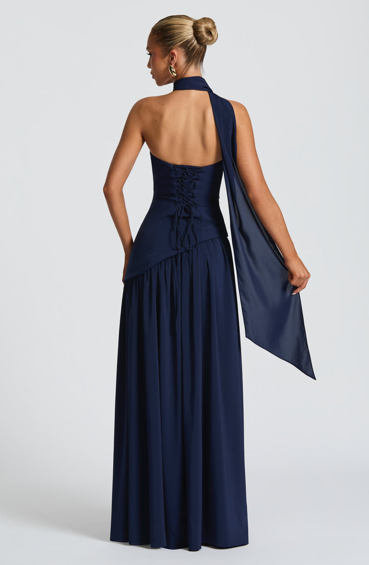 Schouderloze, elegante maxi-jurk met geplisseerde rok en split op het bovenbeen