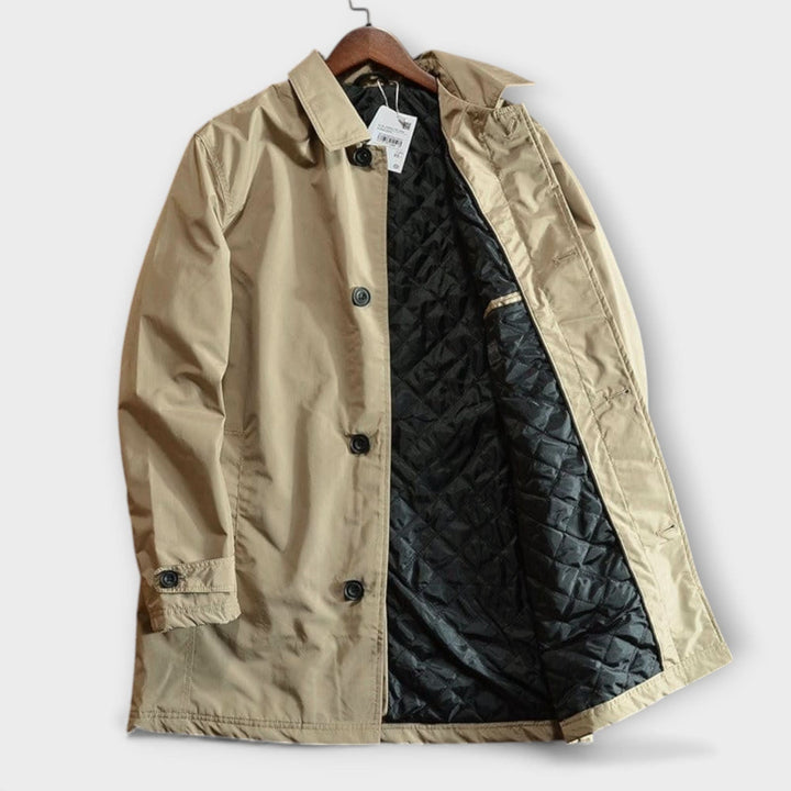 Herenjas van middellengte met knoopsluiting aan de voorkant en klassieke platte kraag
