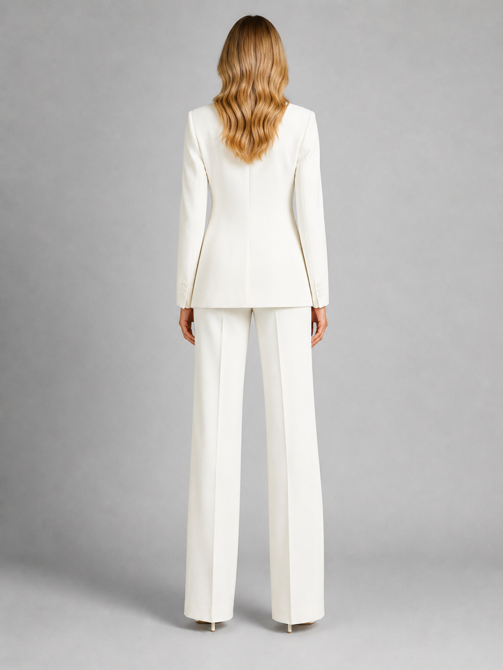 Tweedelig dames pantalonpak met blazer en broek met wijde pijpen.