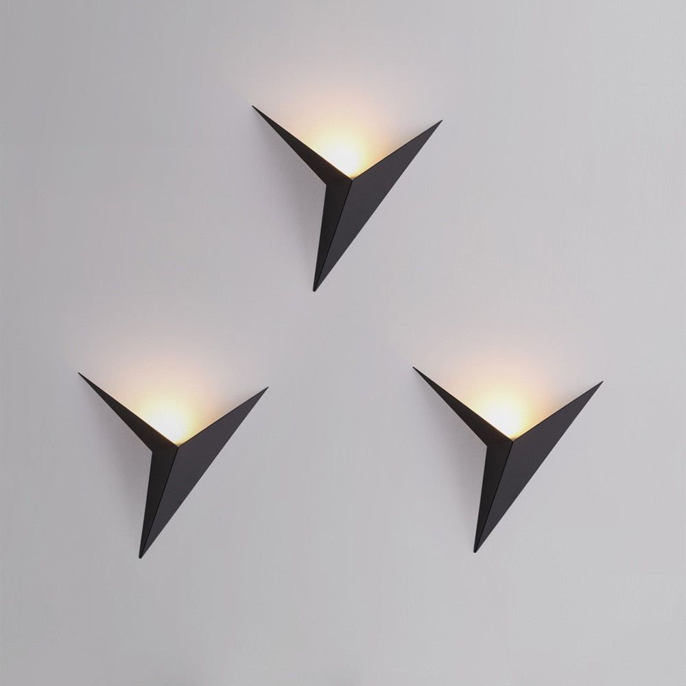Luxe wandlampen met strak driehoekig ontwerp