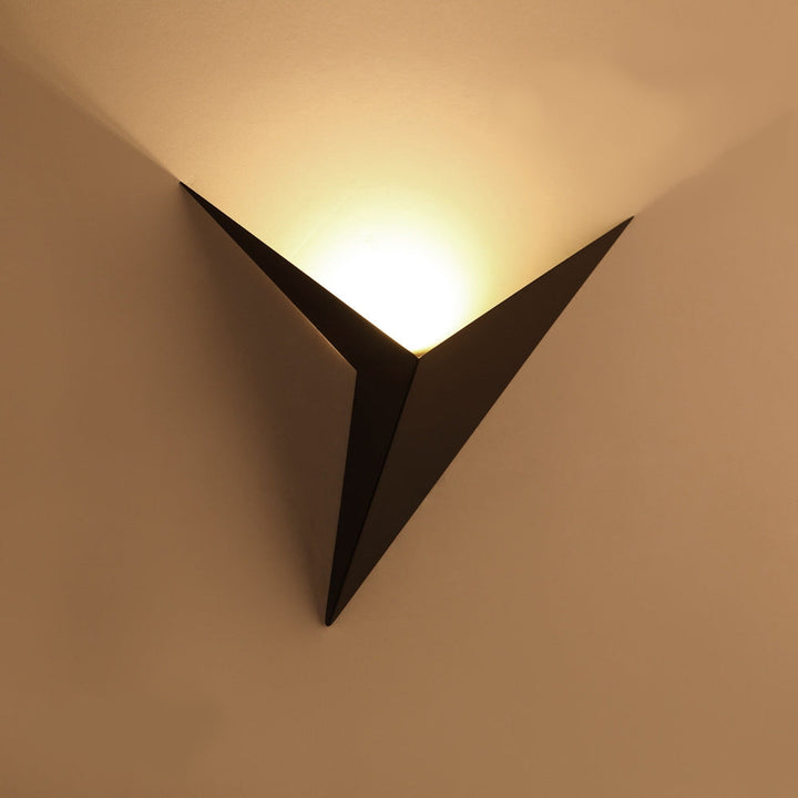 Luxe wandlampen met strak driehoekig ontwerp
