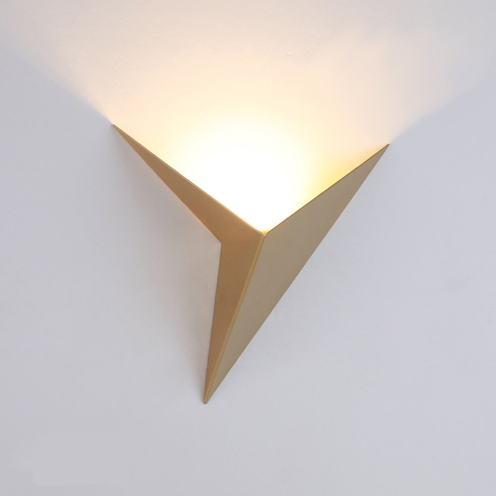Luxe wandlampen met strak driehoekig ontwerp