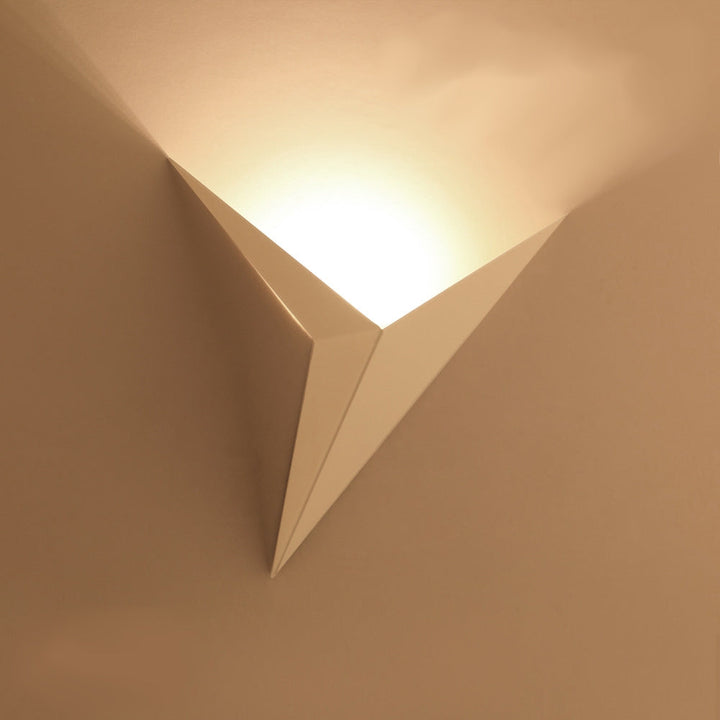 Luxe wandlampen met strak driehoekig ontwerp