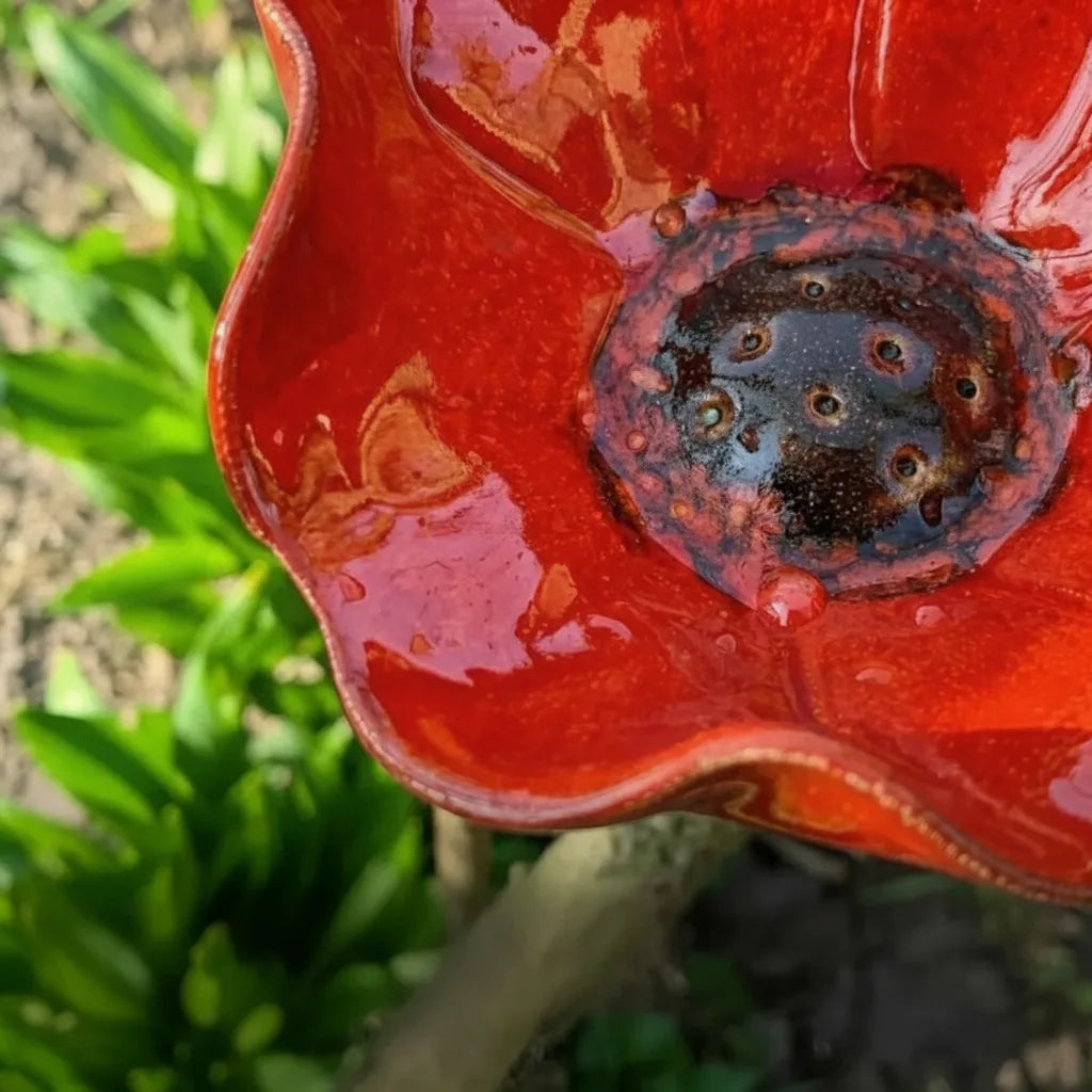 Metalen klaproos-vogeldrinkplaats op steker – tuin- en balkondecoratie, 60 cm