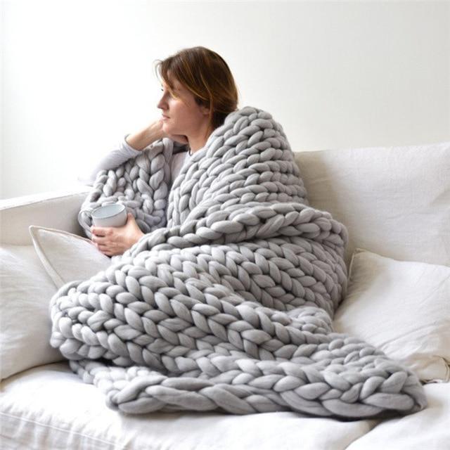 Handgemaakte grofgebreide plaid – zacht en warm voor de bank