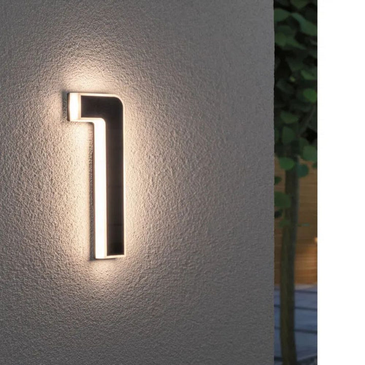 Huisnummer op zonne-energie met led en schemersensor