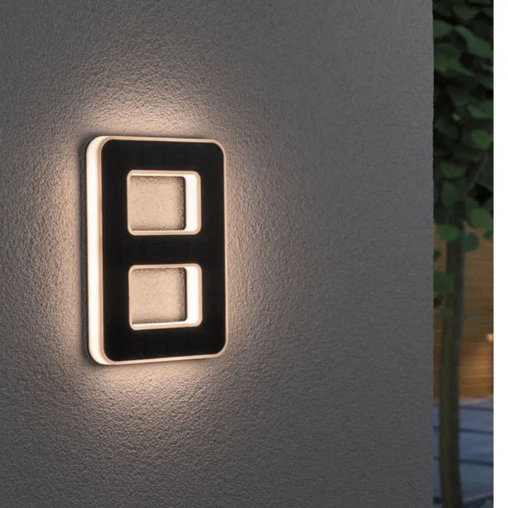Huisnummer op zonne-energie met led en schemersensor