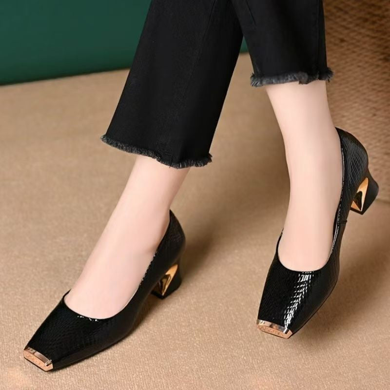 Pumps met slangenprint en vierkante neus