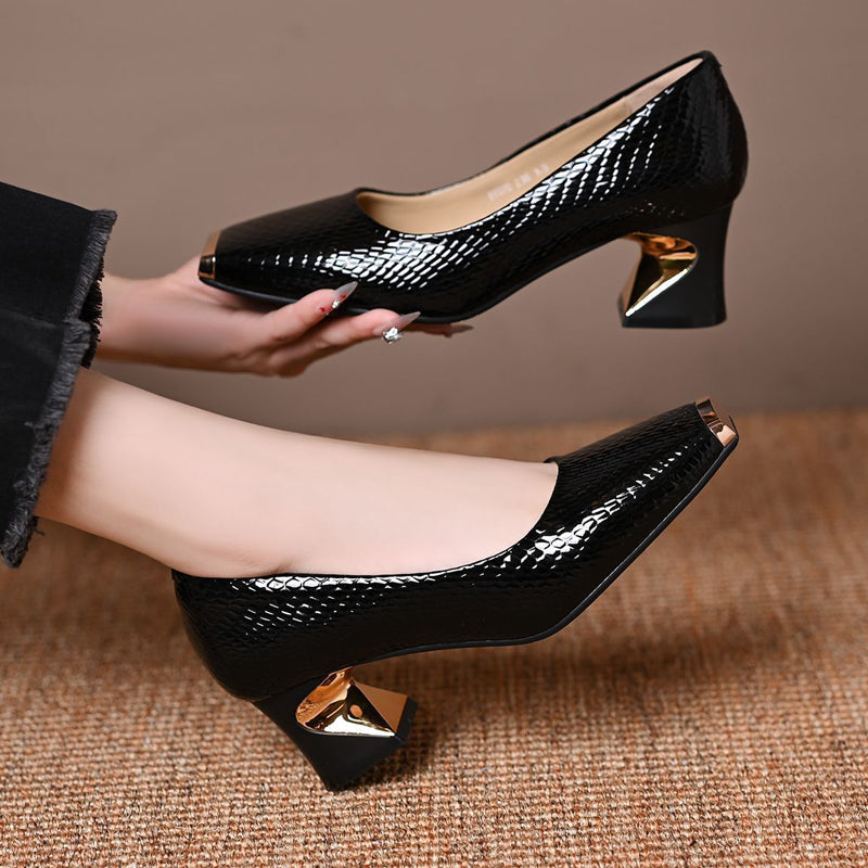 Pumps met slangenprint en vierkante neus