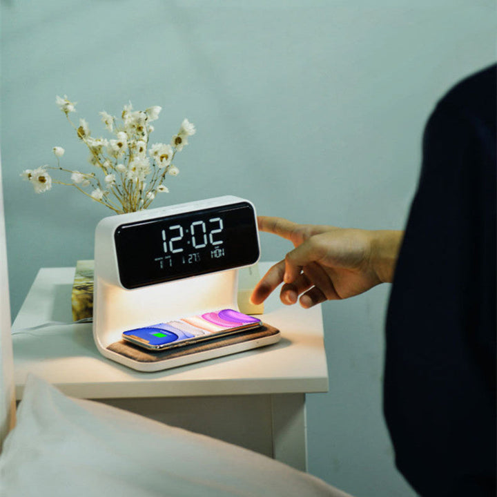 https://cdn.shopify.com/s/files/1/0863/9276/6795/files/stijlvolle-led-bedlamp-met-draadloos-opladen-alarmklok-en-modern-minimalistisch-design-ideaal-voor-n-5.jpg?v=1756974056