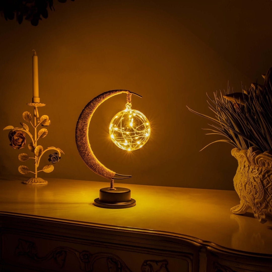 Decoratieve tafellamp met sfeervolle maangloed
