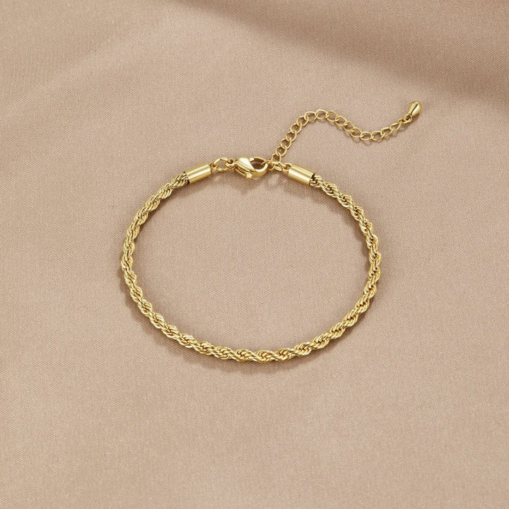 Elegante gouden armband met verfijnde draaiing