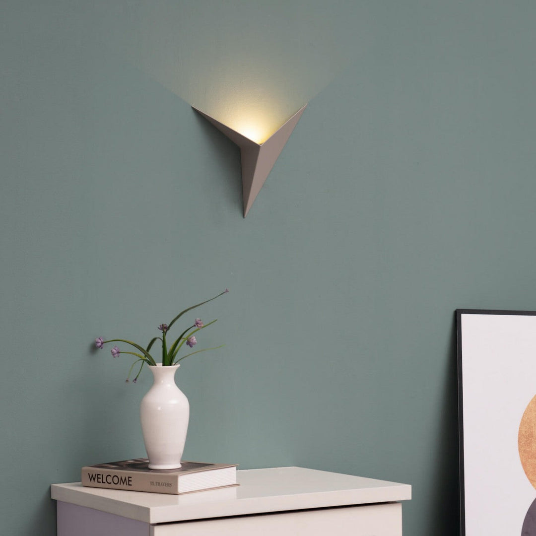 Luxe wandlampen met strak driehoekig ontwerp