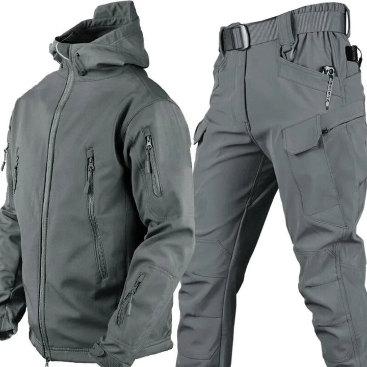 https://cdn.shopify.com/s/files/1/0659/5451/2986/files/zwarte-water--en-winddichte-outdoor-set-voor-heren-met-fleecevoering-zes-zakken-en-verstelbare-capuc-11.jpg?v=1753536972